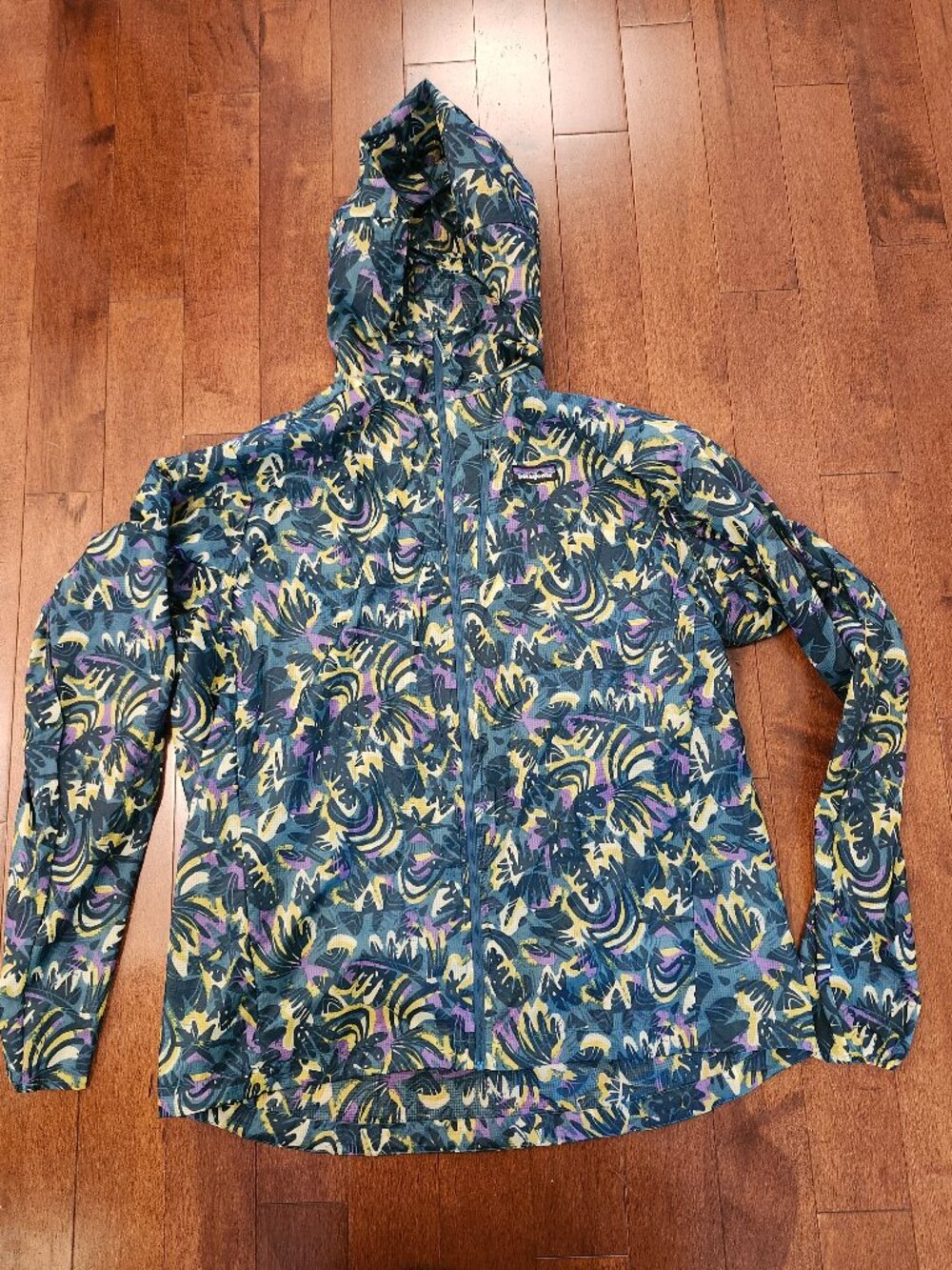 Patagonia women's Houdini windshell jacket in size XL